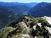 Dalla cima verso la Val Divedro : da questo versante sale il sentiero EE G.Filosi per il Teggiolo con partenza dall'Alpe Agro  (Trasquera)